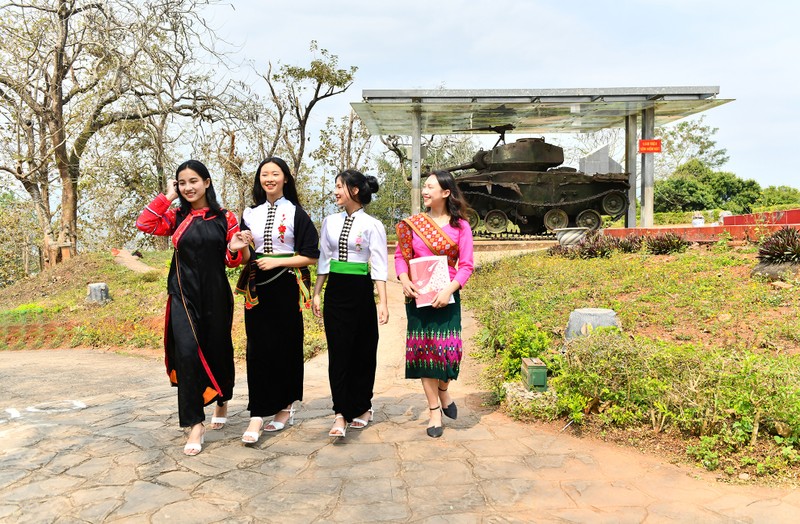 Students of Dien Bien Provincial Ethnic Minority Boarding High School visit and learn about the history of A1 Hill.