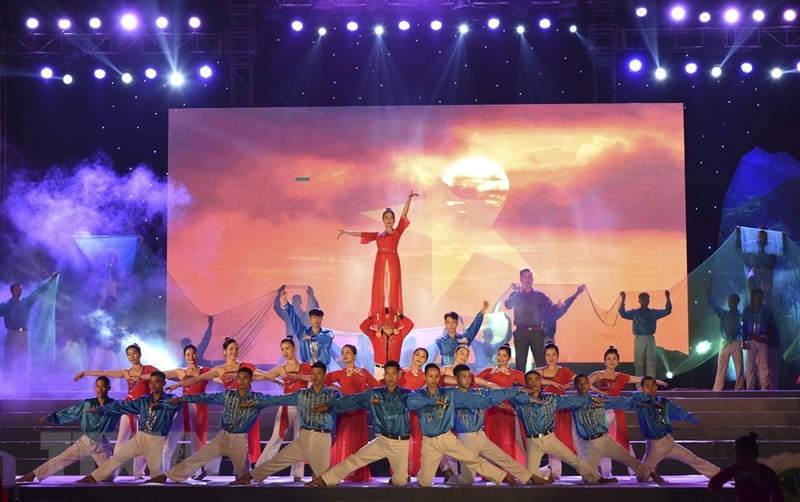 The programme performed by nearly 100 actors, actresses and singers from Dien Bien province (Photo: VNA)