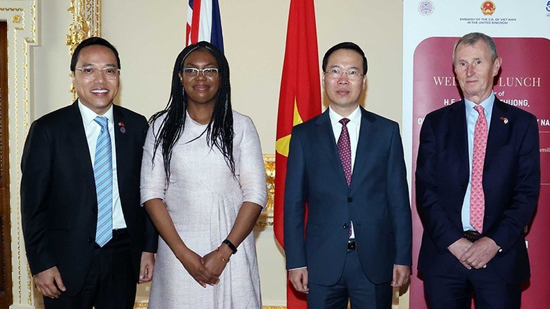 From right: UK House of Commons Deputy Speaker Nigel Evans, President Vo Van Thuong, and UK Secretary of State for Business, Energy and Industrial Strategy Kemi Badenoch (Photo: VNA)