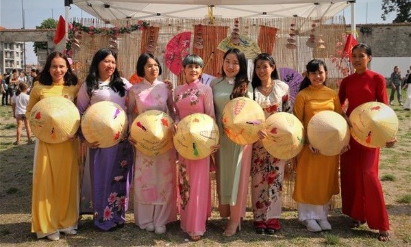 The Vietnamese art troupe at the event (Photo: VNA)