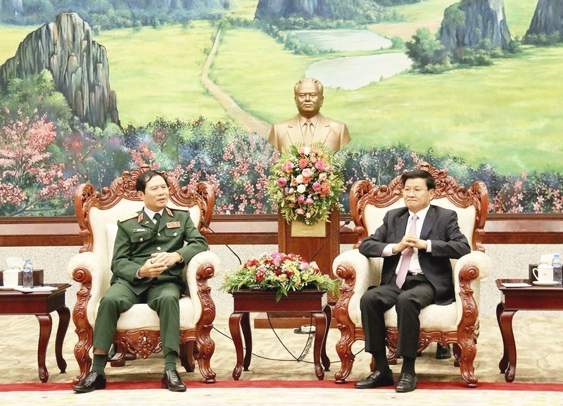 Chief of the General Staff of the Vietnam People’s Army and Vice Minister of National Defence Senior Lieutenant General Nguyen Tan Cuong (L) and Lao Party General Secretary and President Thongloun Sisoulith in Vientiane on May 10 (Photo: NDO) 