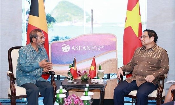 Prime Minister Pham Minh Chinh (R) meets with his counterpart from Timor Leste Taur Matan in Labuan Bajo, Indonesia on May 11 (Photo: VNA)