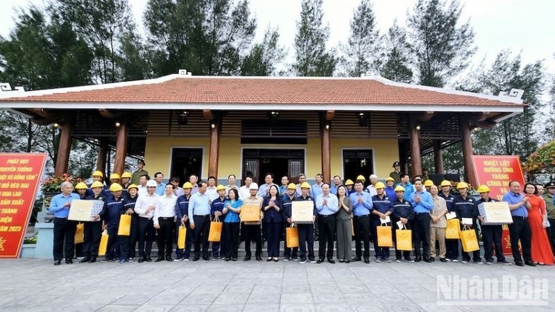 Vice President Vo Thi Anh Xuan presents gifts to workers in the coal industry. (Photo: NDO)