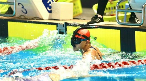 Nguyen Thanh Loc wins a gold medal for the Vietnamese finswimming team. (Photo: VNA)