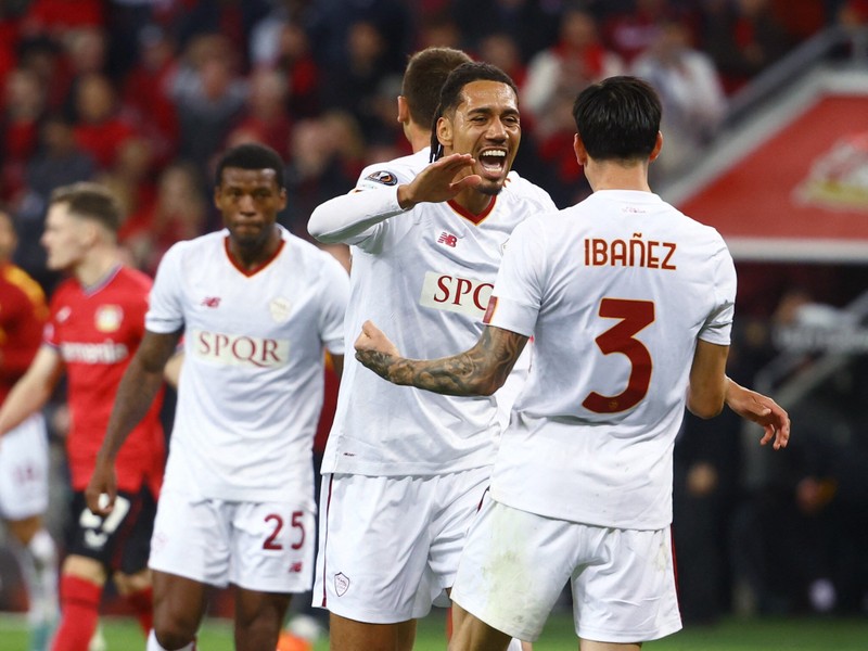 AS Roma's Chris Smalling and Roger Ibanez celebrate after the match - Europa League - Semi Final - Second Leg - Bayer Leverkusen v AS Roma - BayArena, Leverkusen, Germany - May 18, 2023. (Photo: Reuters)