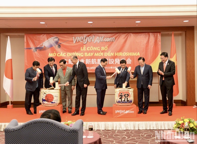 Delegates attend a ceremony to announce the first direct air route between Hanoi and Hiroshima prefecture on May 19. (Photo: NDO)