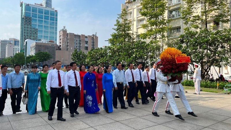 The Ho Chi Minh City’s high-ranking delegation pays tribute to President Ho Chi Minh at his museum in the southern metropolis on May 19 (Photo: NDO)