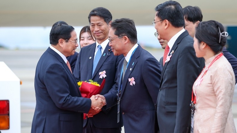 Prime Minister Pham Minh Chinh (L) welcomed at Hiroshima Airport (Photo: NHAT BAC)
