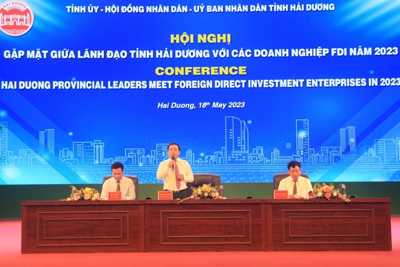 An official of the northern province of Hai Duong answers questions from FDI enterprises' representatives at the meeting. (Photo: dangcongsan.vn)