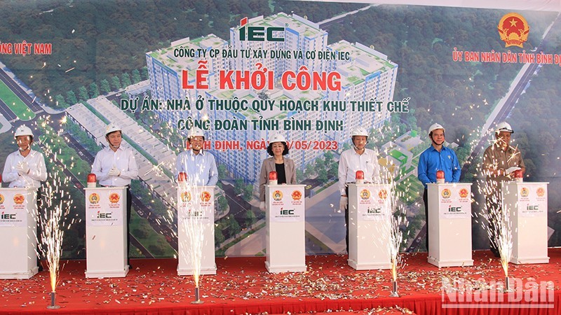 Delegates attend the groundbreaking ceremony for the social housing project. (Photo: NDO)