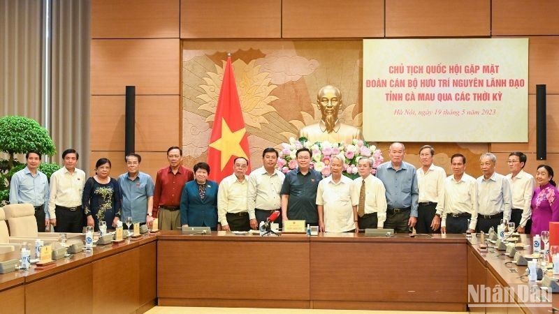 National Assembly Chairman Vuong Dinh Hue and former leaders of the southernmost province of Ca Mau (Photo: NDO)