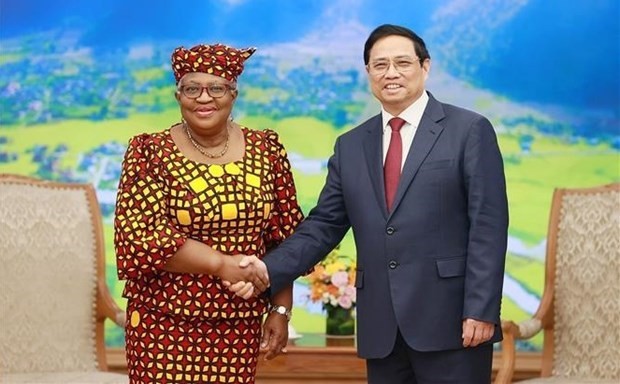 Prime Minister Pham Minh Chinh (R) shakes hands with Director-General of the World Trade Organisation (WTO) Ngozi Okonjo-Iweala. (Photo: VNA)