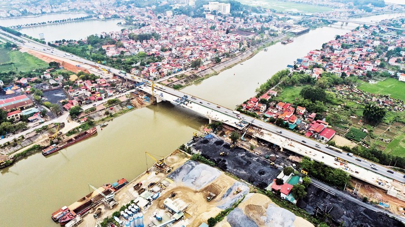 Bac Giang province is expanding Nhu Nguyet Bridge connecting with Bac Ninh province, creating favourable traffic conditions and attracting investment. (Photo: DANG GIANG)