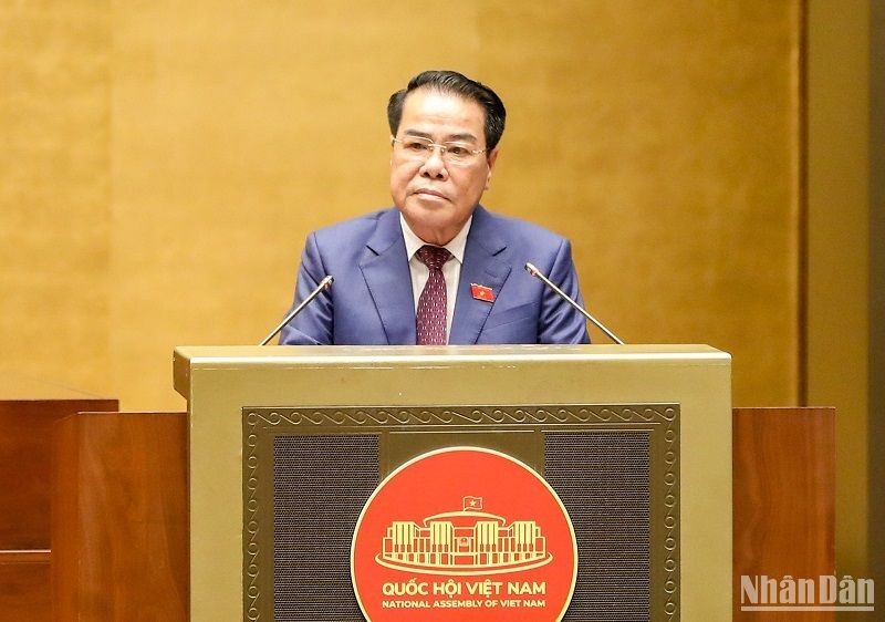  Chairman of the NA Standing Committee’s Ombudsman Commission Duong Thanh Binh speaking at the session (Photo: NDO)