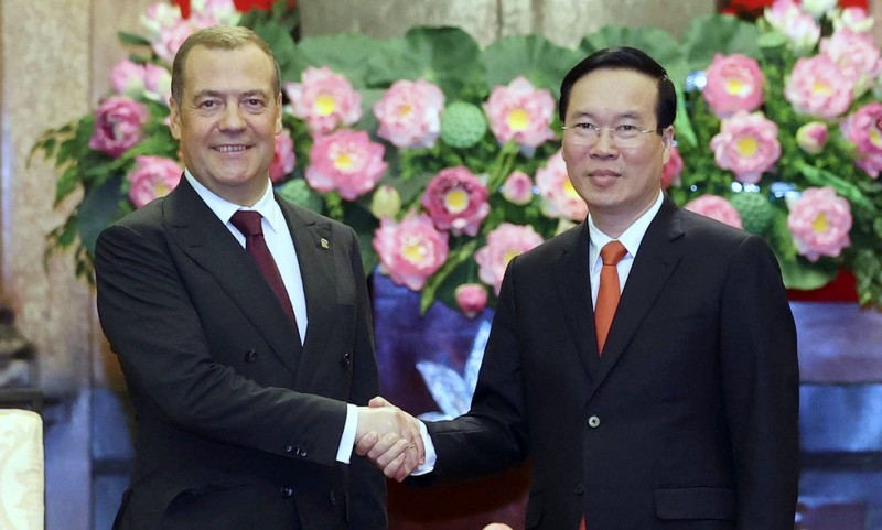 President Vo Van Thuong (R) and URP Chairman Dmitry Medvedev (Photo: VNA)