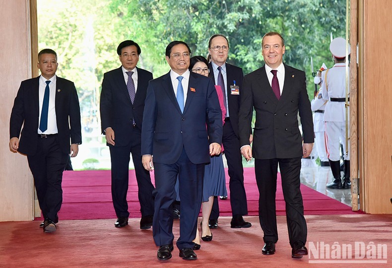Prime Minister Pham Minh Chinh (L) and URP Chairman Dmitry Medvedev (Photo: NDO)
