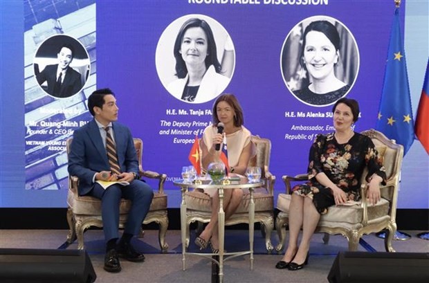 At the Vietnam - Slovenia business forum (Photo: VNA)