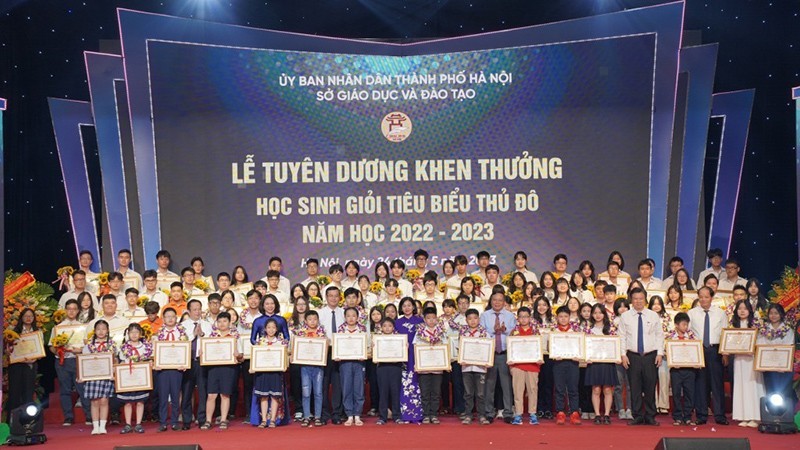 Outstanding Hanoi students in the 2022-2023 academic year honoured at the ceremony.