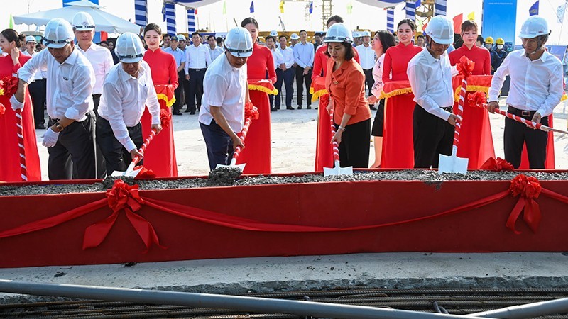 Leaders of Hanoi city and delegates attend the ceremony to connect the final segment of Vinh Tuy Bridge (phase 2). (Photo: Duy Linh)