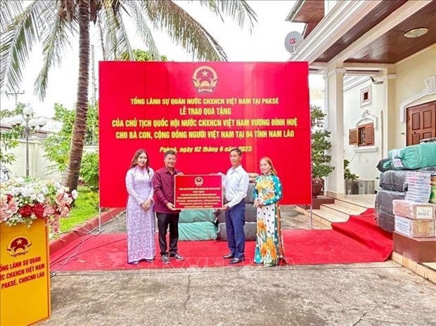 Representatives of the Consulate General of Vietnam in Pakse presents gifts of Vietnamese National Assembly Chairman Vuong Dinh Hue to the Vietnamese community in the southern province of Salavanh. (Photo: VNA)