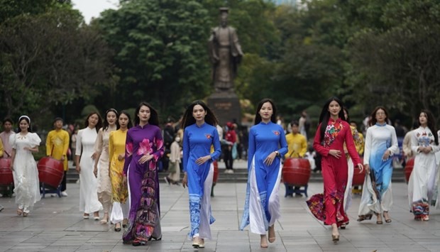 A performance of "ao dai", a traditional costume of Vietnamese women, at the Hanoi Tourism Ao Dai Festival 2022. (Photo: VNA)