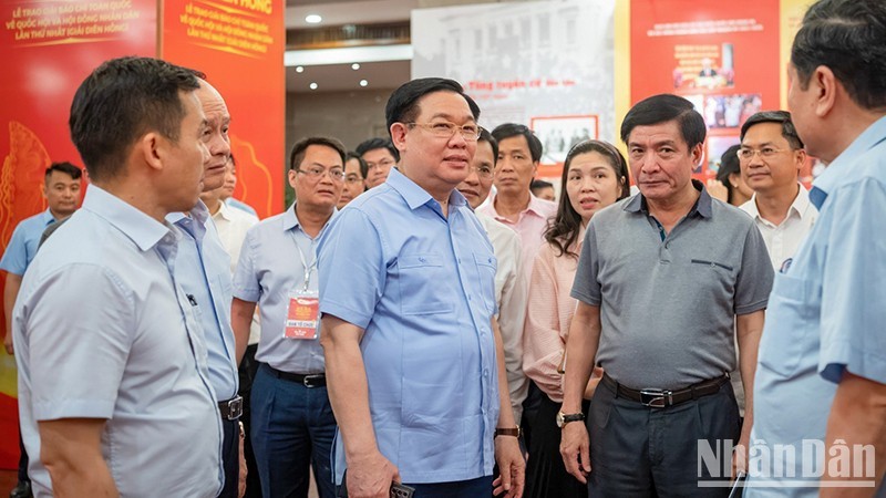 NA Chairman Vuong Dinh Hue inspects the preparation for the Dien Hong award ceremony. (Photo: NDO)