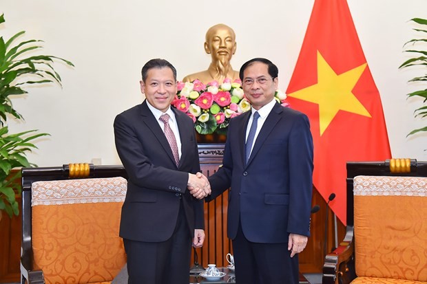 Vietnamese Minister of Foreign Affairs Bui Thanh Son (R) receives Deputy Permanent Secretary for Foreign Affairs of Thailand Sarun Charoensuwan. (Photo: Vietnamese Ministry of Foreign Affairs)