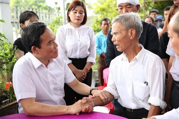 Deputy Prime Minister Tran Luu Quang visits families of victims (Photo: VNA)