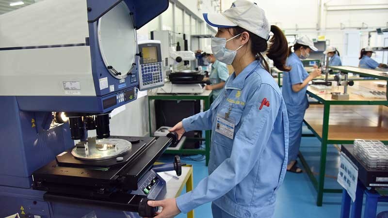 A production line at a foreign-invested enterprise in Vietnam Singapore Industrial Park (VSIP) in Bac Ninh province. (Photo: DANG KHOA)