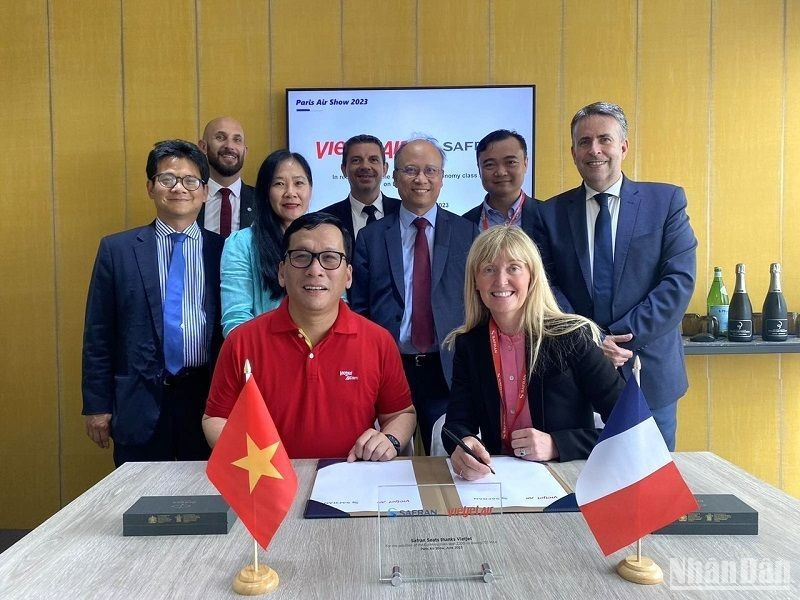 Dinh Viet Phuong, CEO of Vietjet and Victoria Foy, CEO of Safran CFM sign a contract to supply Z200 seats. The signing ceremony sees the presence of Vietnamese Ambassador to France Dinh Toan Thang. (Photo: NDO)