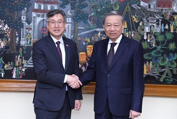 Minister of Public Security General To Lam (R) and Commissioner General of the Korea Coast Guard (KCG) Kim Jong-Uk. (Photo: Vietnamese Ministry of Public Security)