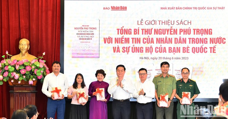 Head of the PCC’s Commission for Communication and Education Nguyen Trong Nghia, Nhan Dan Editor-in-Chief Le Quoc Minh present the book to representatives of a number of agencies, localities, schools and libraries.