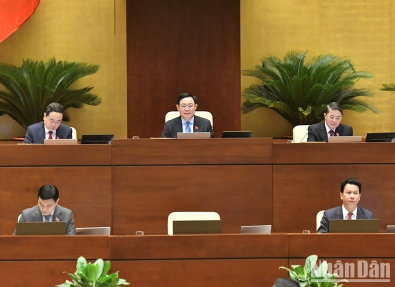 National Assembly Chairman Vuong Dinh Hue chairs the plenary session on the morning of June 21. (Photo: DANG KHOA)