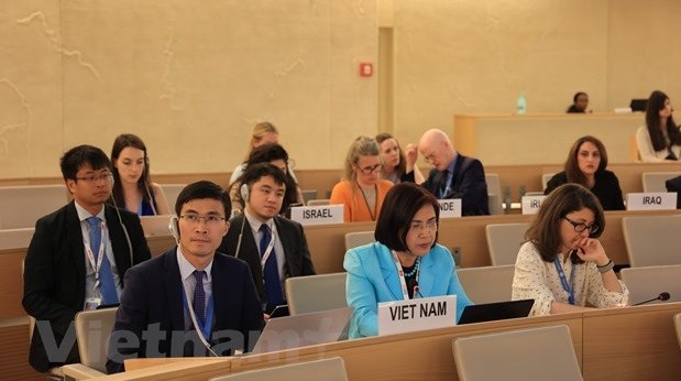 Ambassador Le Thi Tuyet Mai (in blue blazer), head of the Permanent Mission of Vietnam to the United Nations, WTO and other international organisations in Geneva, and the Vietnamese delegation at the event. (Photo: VNA)