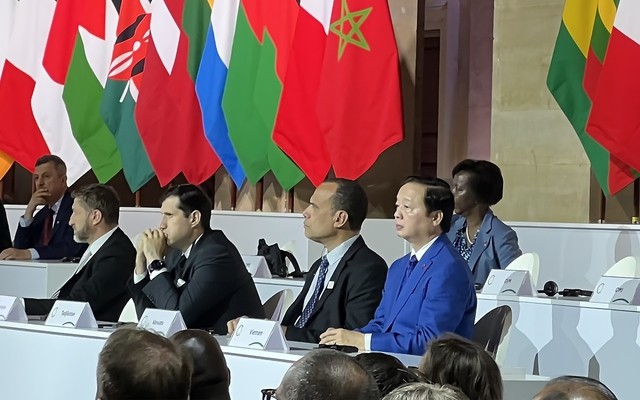 Deputy Prime Minister Tran Hong Ha (R) attends closing session of the Summit for a New Global Financing Pact (Photo: VGP)