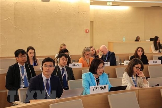 Ambassador Le Thi Tuyet Mai (in cobalt blue), head of the Permanent Mission of Vietnam to the United Nations (UN), WTO and other international organisations in Geneva. (Photo: VNA)