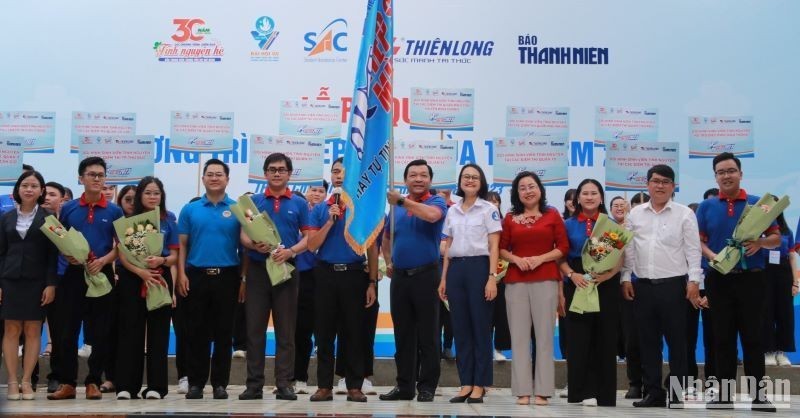 Delegates and volunteers attend the launching ceremony of the programme (Photo: NDO)