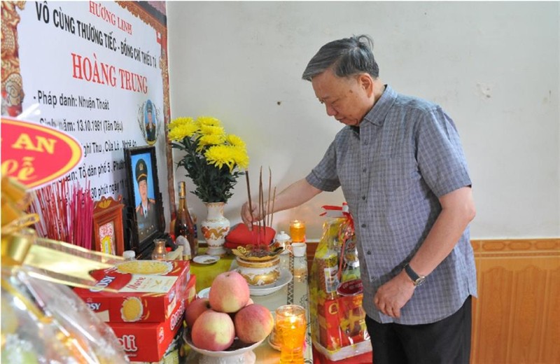 Minister of Public Security To Lam pays respect to a fallen martyr in the case. (Photo: bocongan.gov.vn)