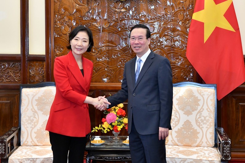 President Vo Van Thuong (R) and the outgoing Ambassador of the Republic of Korea (RoK) to Vietnam, Oh Young Ju, at the reception. (Photo: NDO)