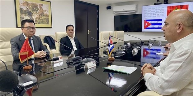 Nhan dan newspaper Editor-in-Chief Le Quoc Minh meets with Politburo member and permanent member of the Secretariat of the Communist Party of Cuba Central Committee (PCCCC) Roberto Morales Ojeda. (Photo: VNA)