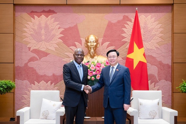 National Assembly Chairman Vuong Dinh Hue (R) and ILO Director-General Gilbert F. Houngbo. (Photo: quochoi.vn)