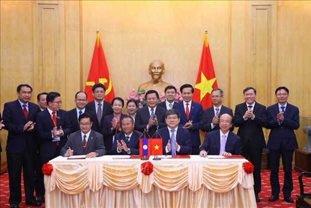 The agreement signing ceremony among the Vietnamese and Lao academies in Hanoi on June 30 (Photo: VNA)