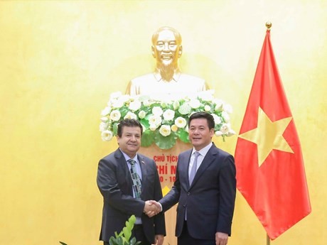 Minister of Industry and Trade Nguyen Hong Dien (R) and Ambassador of Chile to Vietnam Sergio Narea (Photo: VNA)