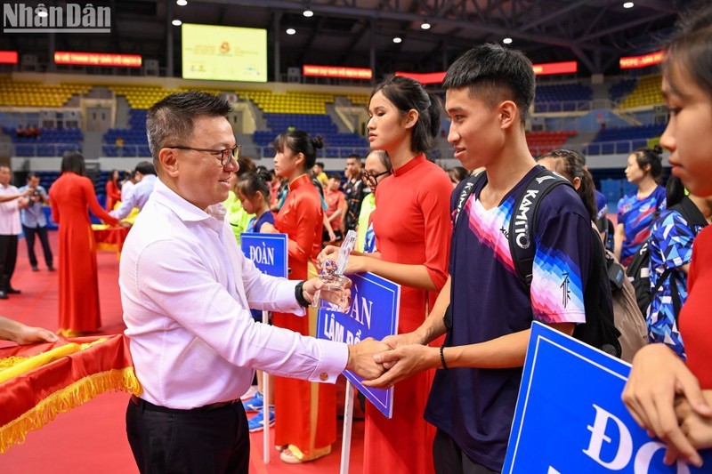 Editor-in-Chief of Nhan Dan Newspaper Le Quoc Minh presents medals to athletes. (Photo: DUY LINH)