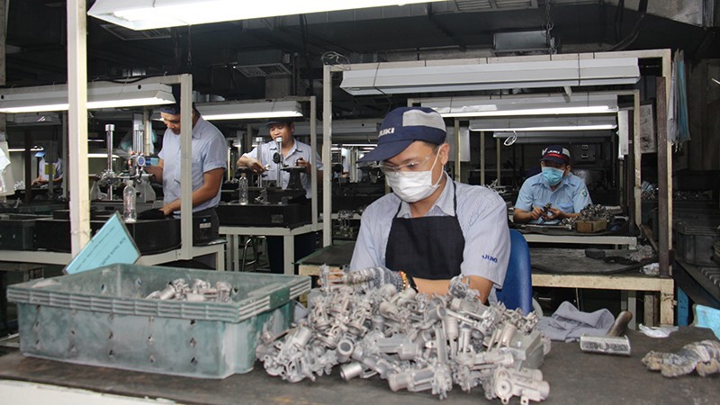 Employees at factories 1 and 2 of Juki Vietnam Co., Ltd are working to fulfill orders (Photo: THE ANH)