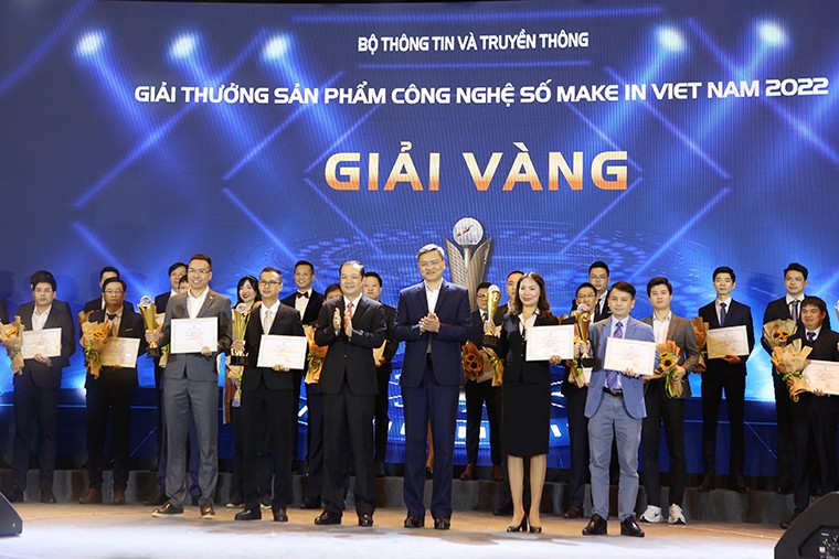 The Make in Vietnam Digital Technology Product Awards 2022 presented to best digital solutions and products (Photo: MIC.gov.vn)