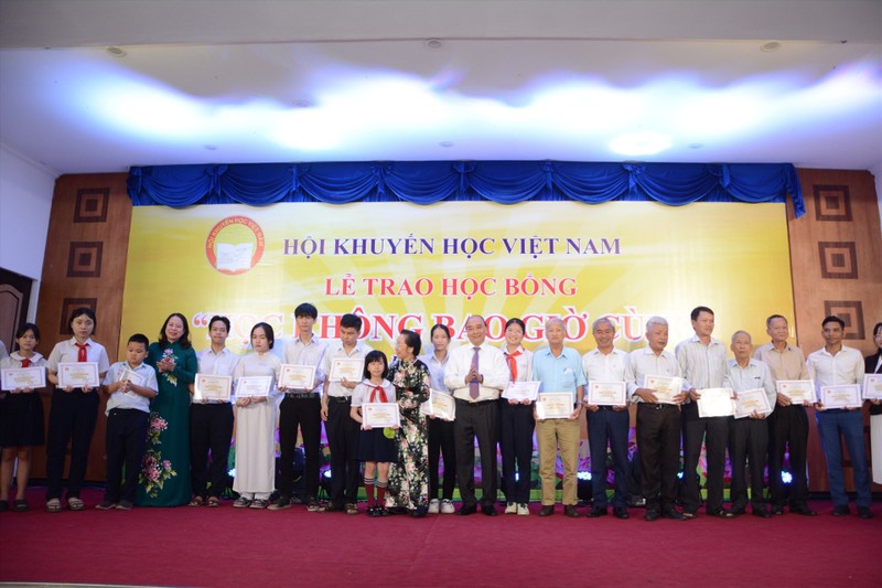 Scholarships presented to outstanding learners (Photo: Thuy Trang)