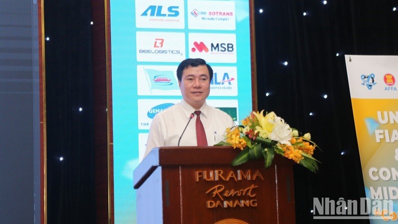 Deputy Minister of Industry and Trade Nguyen Sinh Nhat Tan speaks at the meeting. (Photo: VNA)