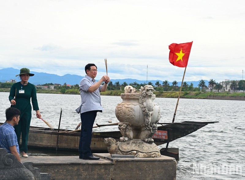 NA Chairman Vuong Dinh Hue offers incense on the Thach Han River in commemoration of fallen soldiers 