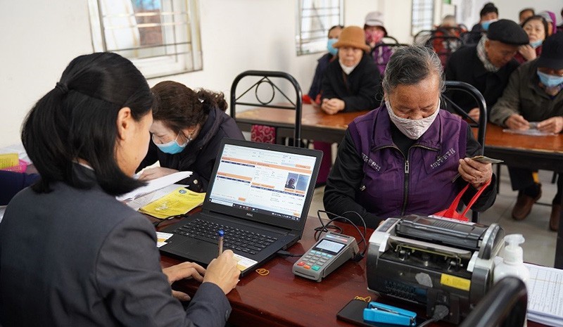 Payment of pensions to beneficiaries in Hanoi. (Photo: VNP)